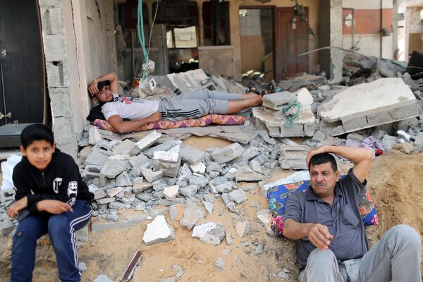 Palestinienii se odihnesc după ce s-au întors la casa lor în ruină din Beit Hanoun - Sputnik Moldova-România