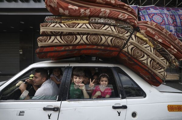 Familia palestiniană se întoarce acasă în orașul Gaza. - Sputnik Moldova-România