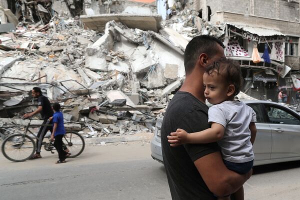 Clădire distrusă de atacul aerian israelian în Gaza - Sputnik Moldova-România