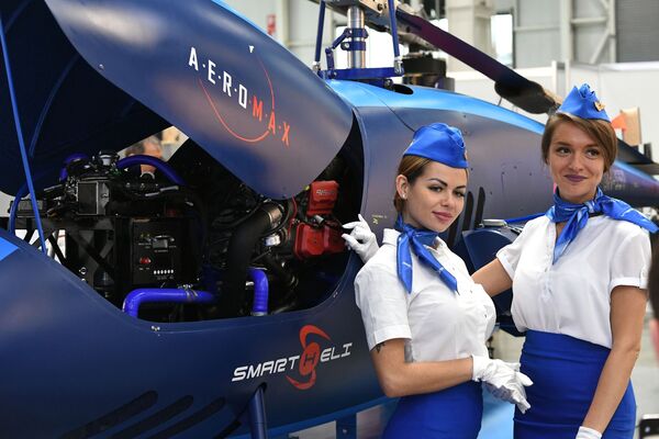 Девушки на XIV Международной выставке вертолетной индустрии HeliRussia 2021 в Москве - Sputnik Молдова