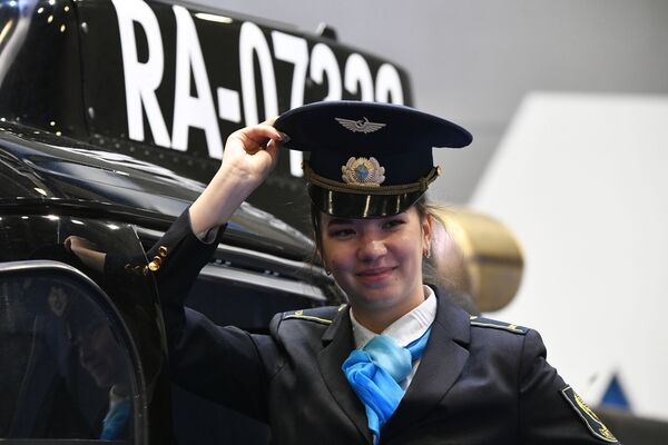 Девушка на XIV Международной выставке вертолетной индустрии HeliRussia 2021 в Москве - Sputnik Молдова