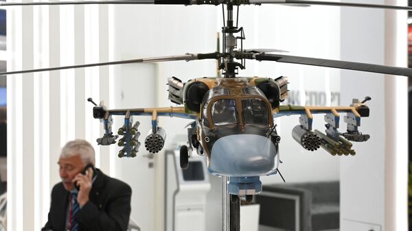 Макет ударного вертолета Ка-52 Аллигатор на XIV Международной выставке вертолетной индустрии HeliRussia 2021 в Москве - Sputnik Молдова