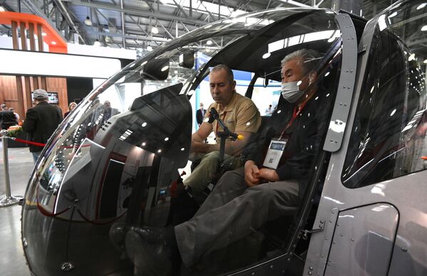 Посетители на XIV Международной выставке вертолетной индустрии HeliRussia 2021 в Москве - Sputnik Молдова