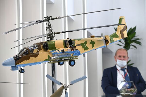 Макет ударного вертолета Ка-52 Аллигатор на XIV Международной выставке вертолетной индустрии HeliRussia 2021 в Москве - Sputnik Молдова