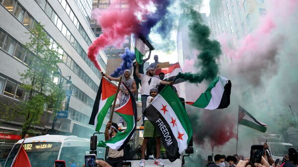 Manifestanți poartă steaguri palestiniene și siriene pro-palestiniene în centrul Manhattanului - Sputnik Moldova