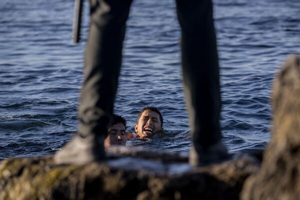 Представитель Испанской гражданской гвардии ожидает мигрантов на берегу в испанском анклаве Сеута, недалеко от границы Марокко и Испании - Sputnik Молдова