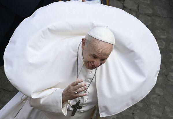 Порыв ветра поднимает сутану Папы Франциска во время его еженедельной публичной аудиенции в Ватикане - Sputnik Молдова