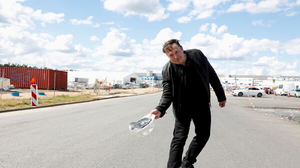 Основатель SpaceX и генеральный директор Tesla Илон Маск держит каску во время посещения строительной площадки гигафабрики Tesla в Груенхайде, недалеко от Берлина, Германия - Sputnik Молдова