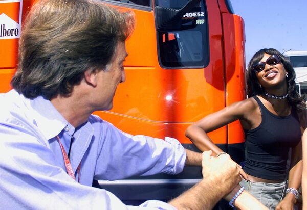 Британская топ-модель Наоми Кэмпбелл позирует менеджеру команды Ferrari Луке Монтеземоло на Гран-при Венгрии Формулы-1 на гоночной трассе Hungaroring, 2000 год - Sputnik Молдова
