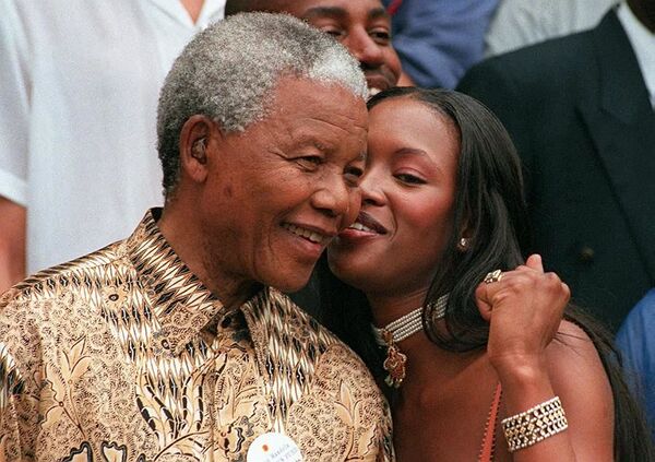 Президент ЮАР Нельсон Мандела и британская супермодель Наоми Кэмпбелл в Кейптауне, 1998 год - Sputnik Молдова