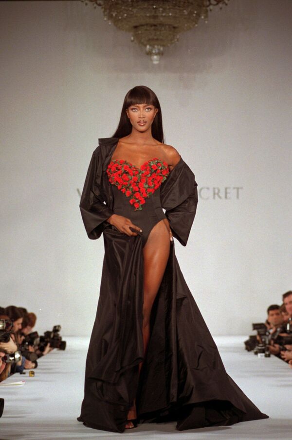 Наоми Кэмпбелл открывает презентацию весенней коллекции нижнего белья Victoria's Secret в Нью-Йорке, 1996 год - Sputnik Молдова
