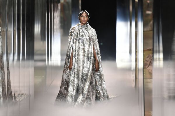 Британская модель Наоми Кэмпбелл представляет творение британского дизайнера Kim Jones для коллекции Fendi Весна-Лето 2021 во время Недели высокой моды в Париже, 2021 год - Sputnik Молдова
