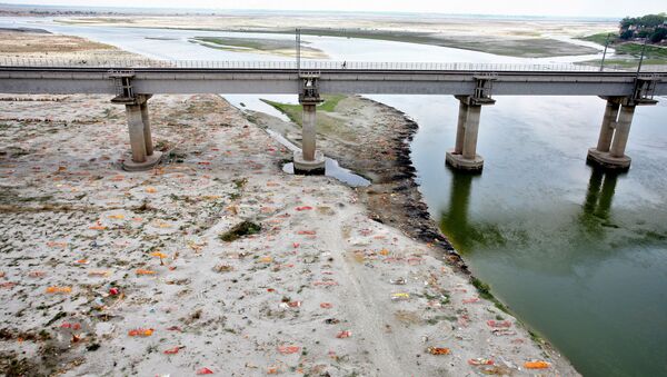 Неглубокие могилы на песчаном берегу Ганга людей, умерших от коронавируса, Индия - Sputnik Молдова