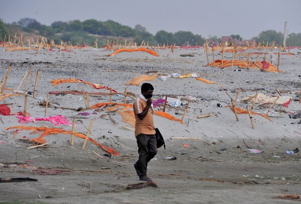 Неглубокие могилы на песчаном берегу Ганга людей, умерших от коронавируса, Индия - Sputnik Молдова