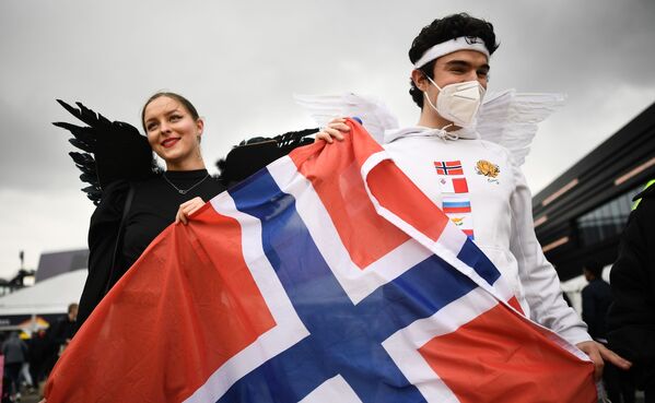 Болельщики с флагом Норвегии у арены Ahoy Rotterdam перед началом финала конкурса песни Евровидение-2021 - Sputnik Молдова