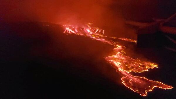 Текущая лава от извержения вулкана Ньирагонго - Sputnik Молдова