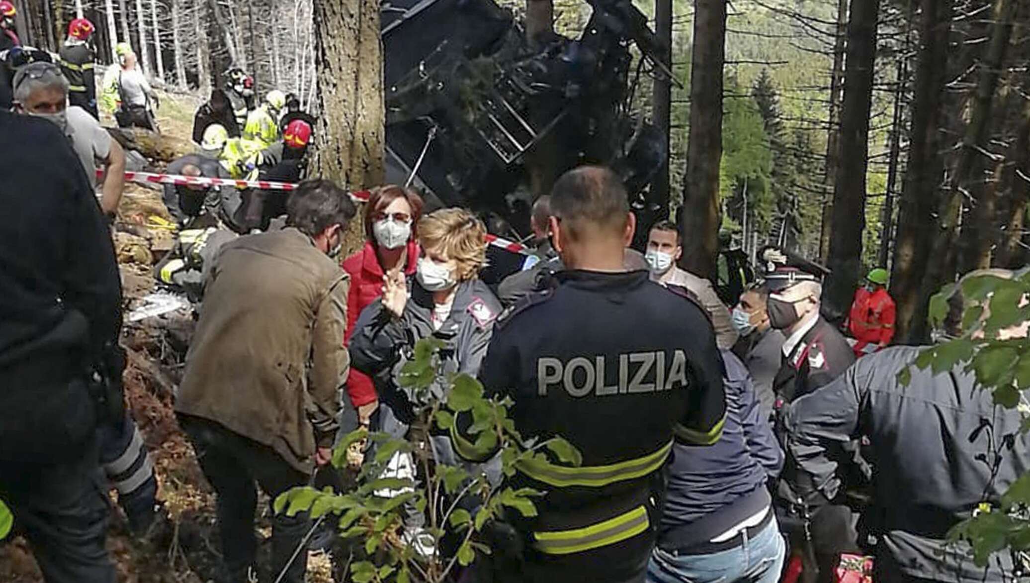 Модель разбилась в италии. Катастрофа на канатной дороге на горе Моттароне. Оборвалась канатная дорога в 22 году.