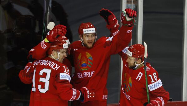 Хоккеисты сборной Белоруссии радуются заброшенной шайбе - Sputnik Молдова
