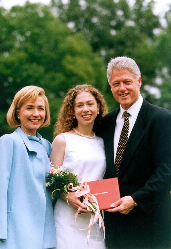 Президент США Бил Клинтон с женой Хиллари и с дочкой Челси во время ее выпускного в Вашингтоне, 1997 год - Sputnik Moldova-România