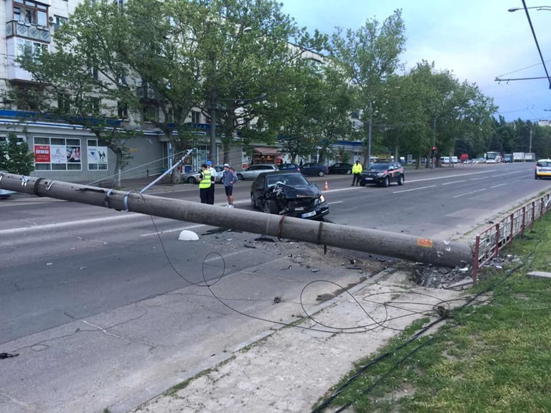 Foto: Un șofer a doborât cu mașina un pilon de electricitate și a fugit fără autoturism - Sputnik Moldova, 1920, 24.05.2021