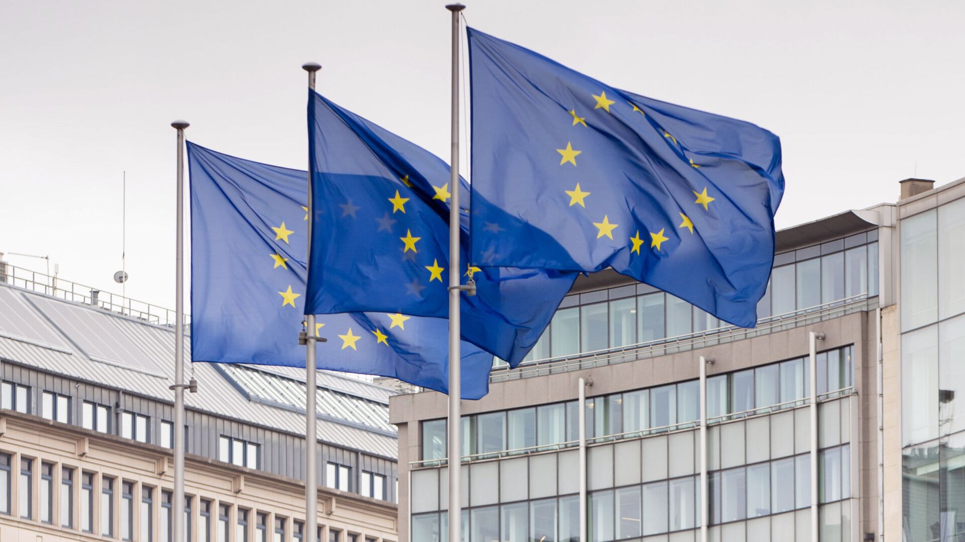 European Union flags flap in the wind as two gardeners work on the outside of EU headquarters in Brussels, Wednesday, Sept. 11, 2019.  - Sputnik Moldova, 1920, 16.11.2023