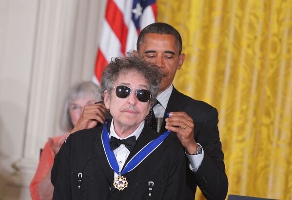 Президент США Барак Обама вручает президентскую медаль свободы музыканту Бобу Дилану, Вашингтон - Sputnik Молдова