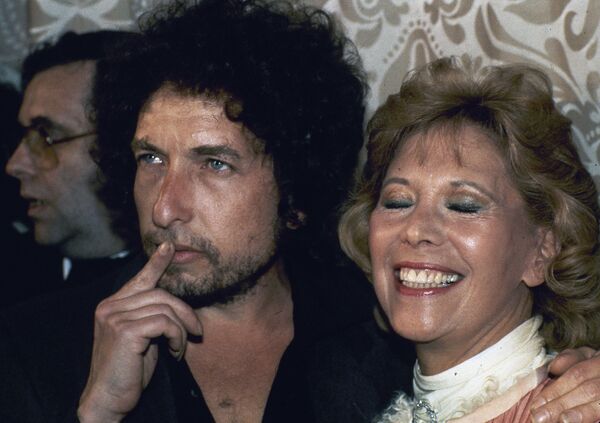 Певец и автор песен Боб Дилан с певицей Диной Шор в Нью-Йорке - Sputnik Молдова