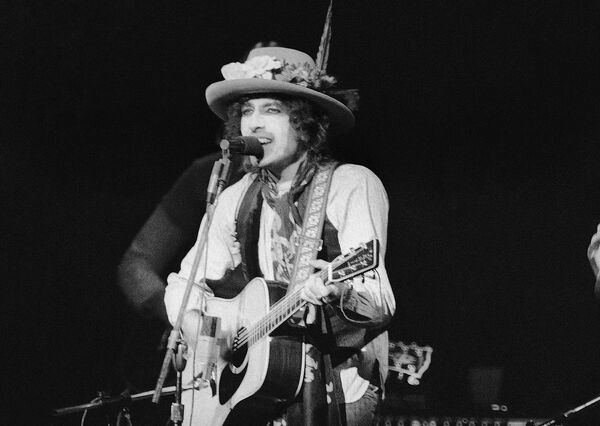 Боб Дилан выступает перед аншлаговой толпой в Мэдисон-Сквер-Гарден в Нью-Йорке - Sputnik Молдова