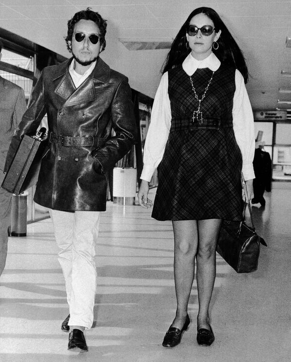 Певец и автор песен Боб Дилан и его жена Сара покидают аэропорт Хитроу в Лондоне - Sputnik Молдова