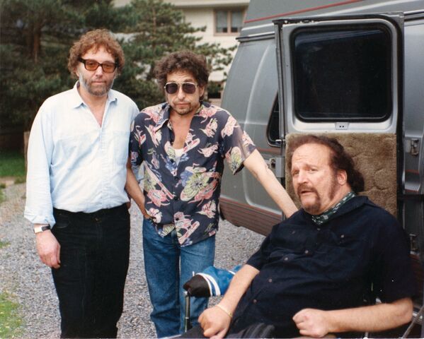 Боб Дилан позирует фотографу на своем пятидесятилетии в 1991 году с друзьями Луи Кемпом (слева) и Ларри  - Sputnik Молдова