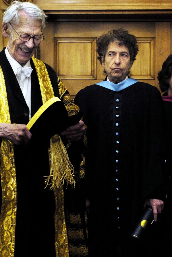 Легенда рока Боб Дилан (справа) получает почетную степень доктора музыки от сэра Кеннета Дувра, ректора университета Сент-Эндрюс - Sputnik Молдова