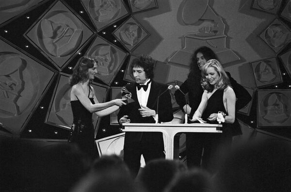 Боб Дилан получает премию Грэмми за свою песню Gotta Serve Somebody в Лос-Анджелесе - Sputnik Молдова