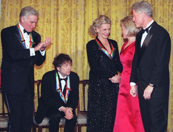 Президент США Билл Клинтон (справа) и его жена Хиллари (2 справа) поздравляют заслуженную актрису Лорен Беколл, актера Чарлтона Хестона (слева) и певца Боба Дилана (2 слева) в Белом доме, Вашингтон - Sputnik Молдова