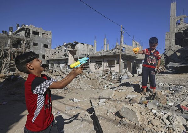 Палестинские дети играют у разрушенных домов в Газе  - Sputnik Moldova