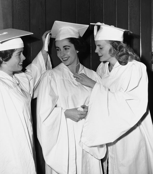 Actrița Elizabeth Taylor împreună cu prietenii ei înainte de balul de absolvire de la Los Angeles, anul 1950 - Sputnik Moldova
