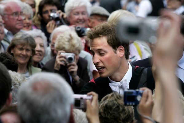 Prințul  William al Marii Britaniei după balul de absolvire din Scoția, anul 2005 - Sputnik Moldova