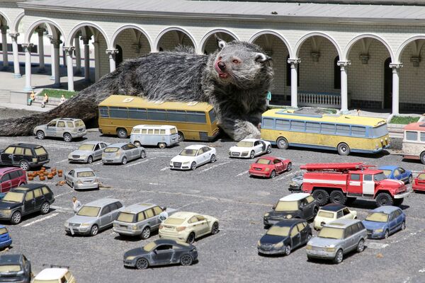 Бинтуронг среди миниатюрных моделей автомобилей и зданий в зоопарке в Крыму  - Sputnik Молдова