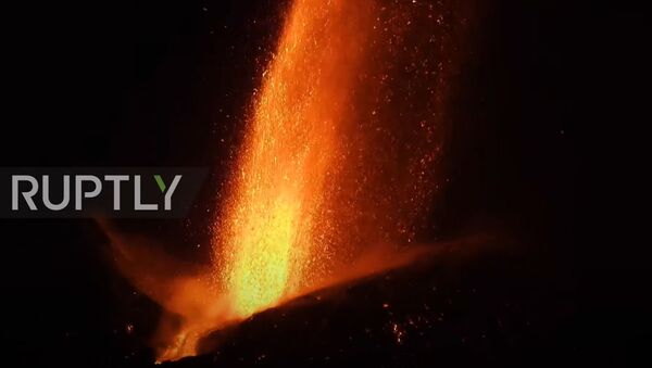 Italy: Mount Etna spews fountains of lava overnight - Sputnik Moldova-România