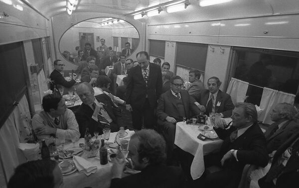 Президент США Джеральд Форд во время обеда на поезде у Владивостока, 1974 год - Sputnik Молдова