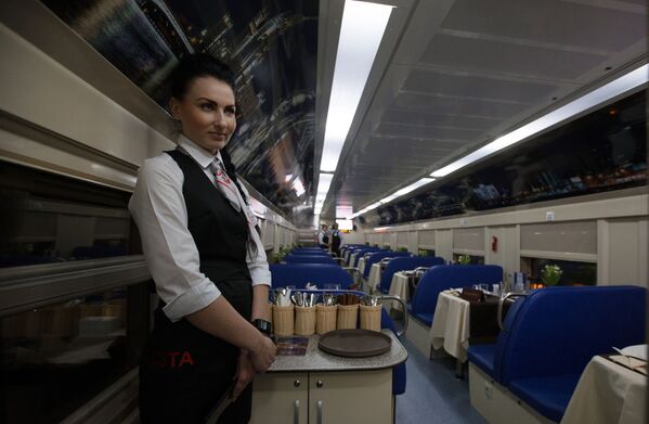 Вагон-ресторан в двухэтажном поезде Санкт-Петербург - Москва, 2015 год - Sputnik Молдова