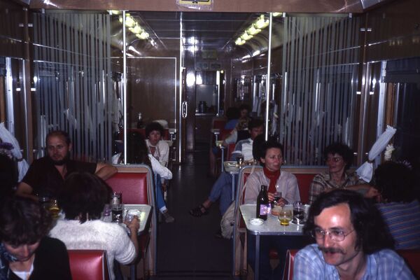 Группа французов в вагоне-ресторане поезда Иркутск-Москва - Sputnik Молдова