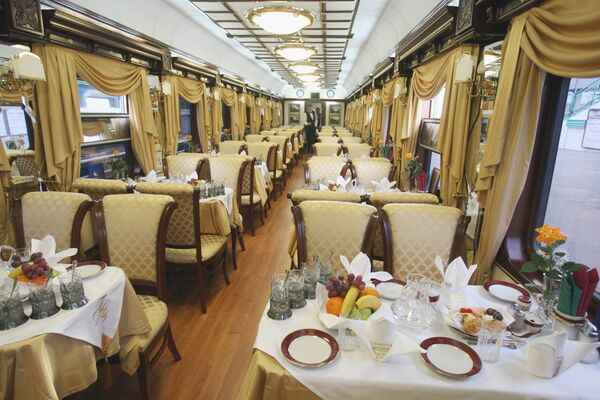 В вагоне-ресторане первого в России частного туристического поезда Золотой Орел – Транссибирский экспресс - Sputnik Молдова