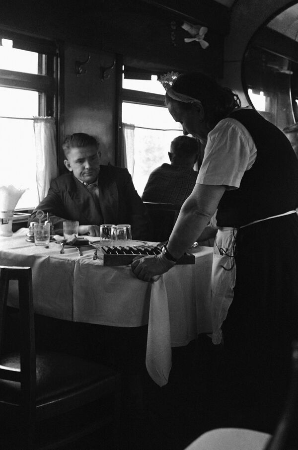 В вагоне-ресторане поезда на Транссибирской магистрали, 1965 год  - Sputnik Молдова