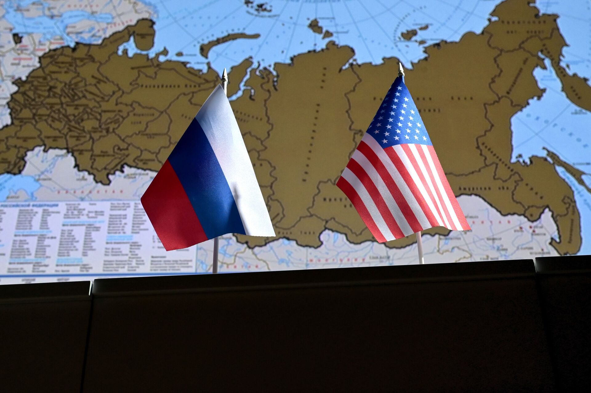 Государственные флаги России и США. - Sputnik Молдова, 1920, 20.07.2021