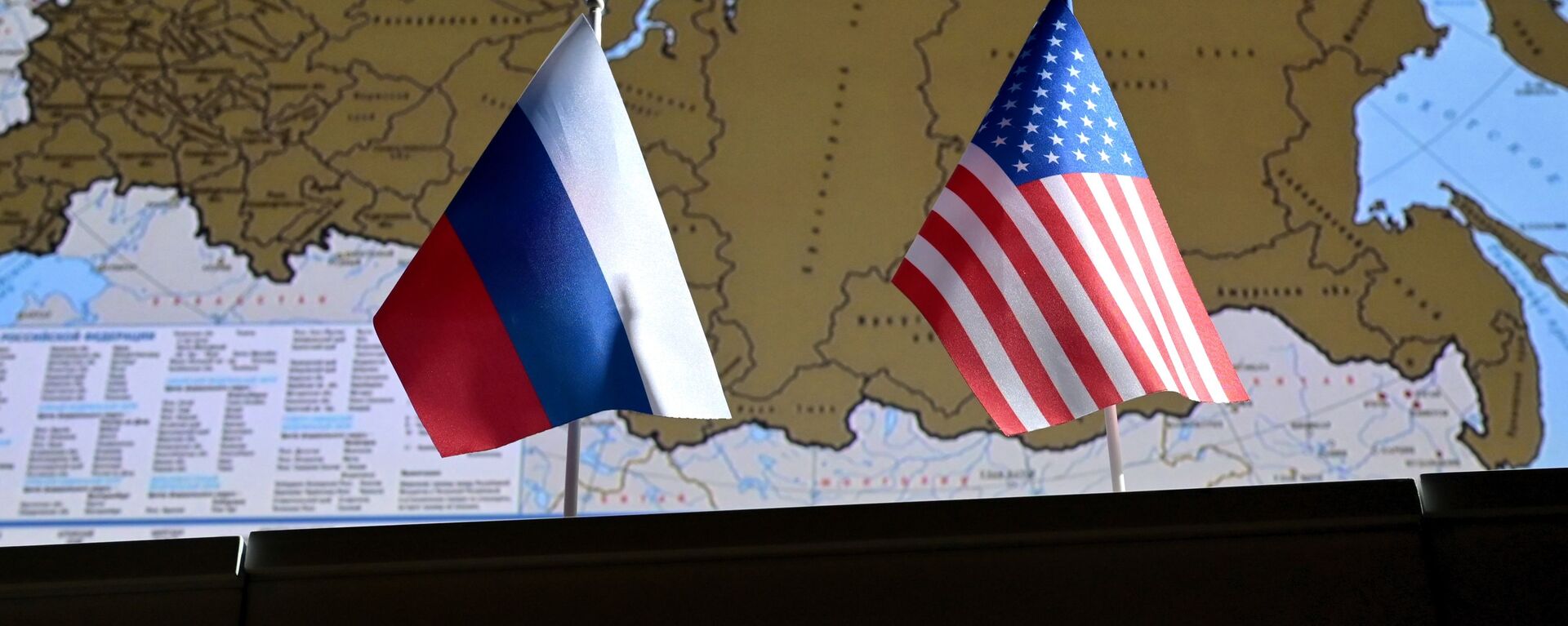 Государственные флаги России и США. - Sputnik Молдова, 1920, 26.02.2022