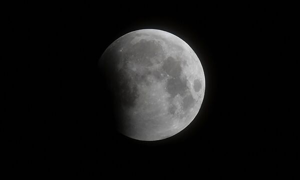 Лунное затмение над Калифорнией  - Sputnik Молдова