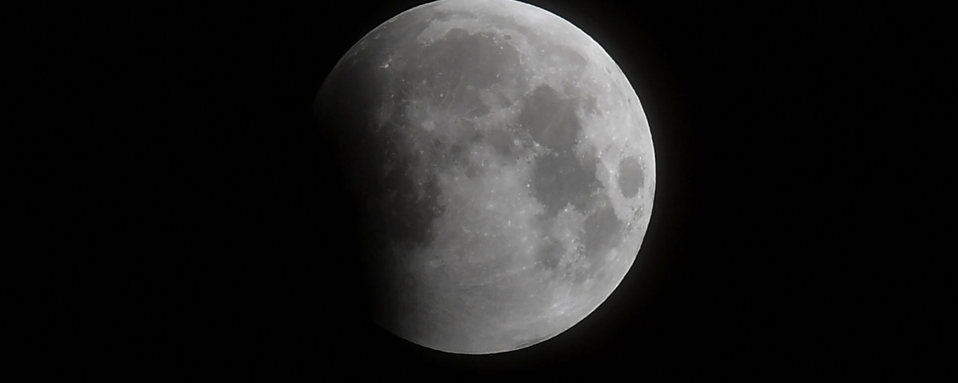 Лунное затмение над Калифорнией  - Sputnik Moldova-România, 1920, 13.01.2022