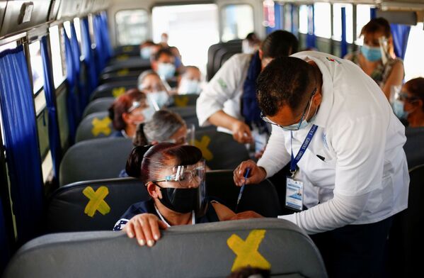Сотрудники получают дозу вакцины от коронавируса Pfizer-BioNTech (COVID-19) в автобусе в Сьюдад-Хуарес, Мексика - Sputnik Молдова