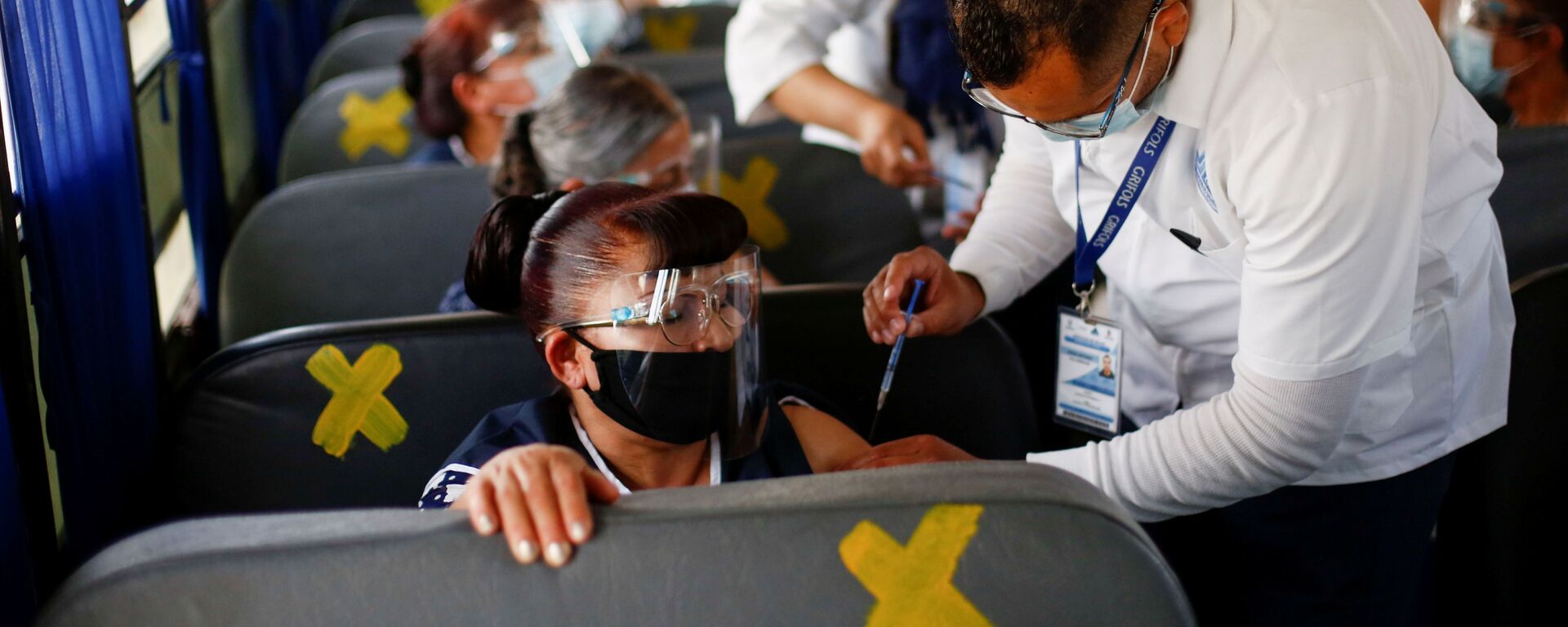 Сотрудники получают дозу вакцины от коронавируса Pfizer-BioNTech (COVID-19) в автобусе в Сьюдад-Хуарес, Мексика - Sputnik Молдова, 1920, 05.08.2021