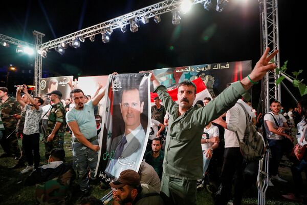 Сторонники президента Сирии Башара Асада незадолго до объявления результатов выборов в Сирии - Sputnik Moldova-România